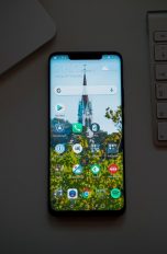 Huawei-Smartphone auf Tisch
