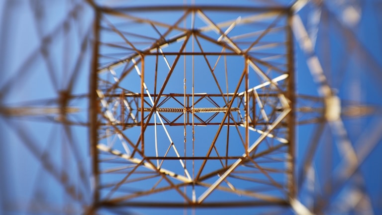 Strommast mit Lensbaby-Objektiv aufgenommen