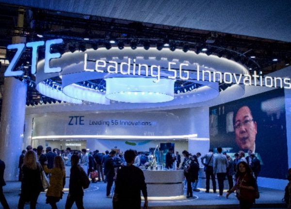 ZTE-Messestand mit Slogan "Leading 5G Innovations"