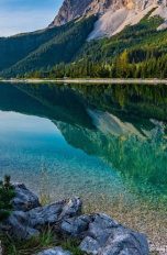 Bergpanorama mit Spiegelung in einem See