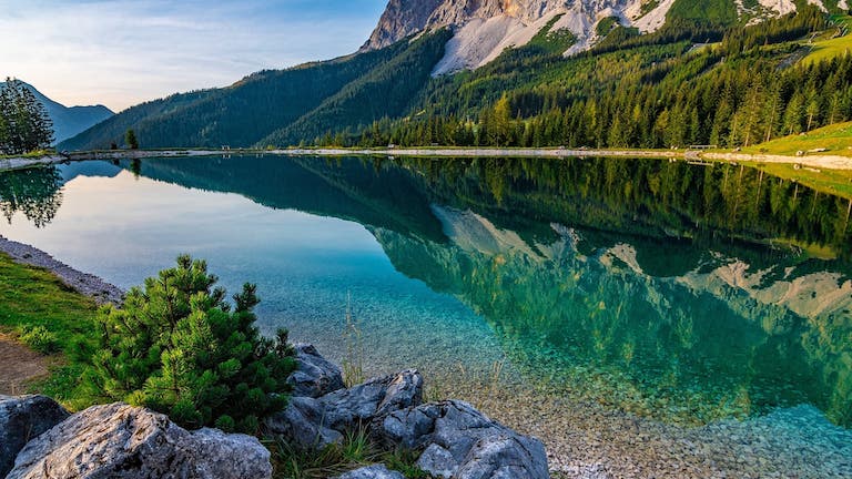 Bergpanorama mit Spiegelung in einem See