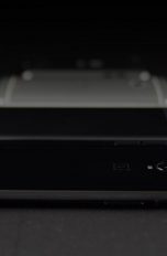 Ein OnePlus-Smartphone mit anderen Geräten.
