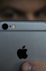 iPhone: Bringt Apple In-Display-Scanner 2021? Mann entsperrt iPhone über Face ID