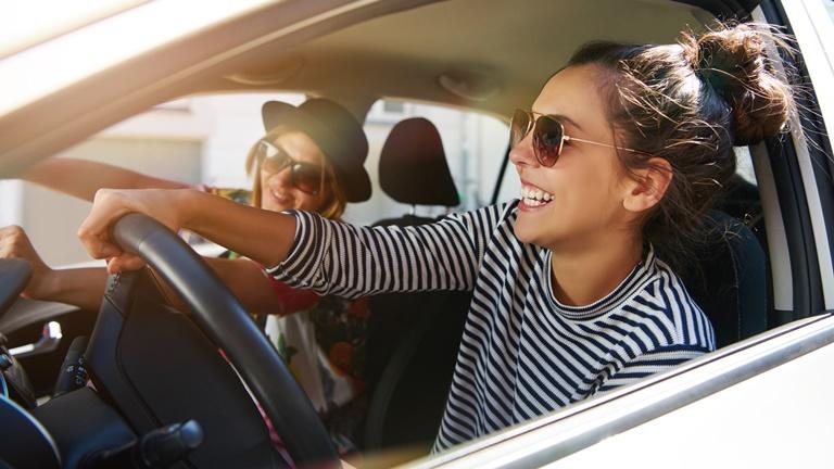 Zwei Freundinnen fahren Auto und haben Spaß