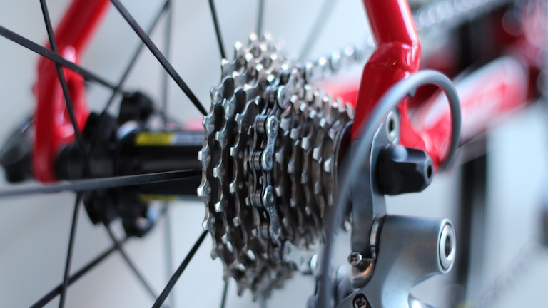 E-Bike reinigen - Kette Nahaufnahme von Fahrradantrieb