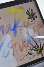 iPad mit Pencil und künstlerischem Inhalt auf Display