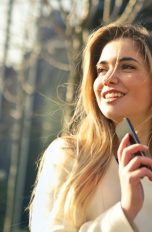 Frau mit Smartphone