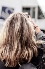 Juge Frau mit Smartphone fotografiert