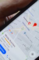 Hand mit Google Maps