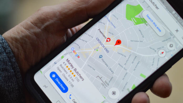 Hand mit Google Maps