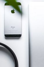 Ein iPhone SE auf einem Tisch