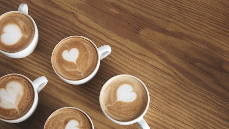 Kaffeevollautomaten entkalken - Kaffeetassen