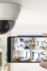Kamera für Haustiere Kamera für Haustiere an der Decke daneben ein Smartphone mit Kameraübersichten