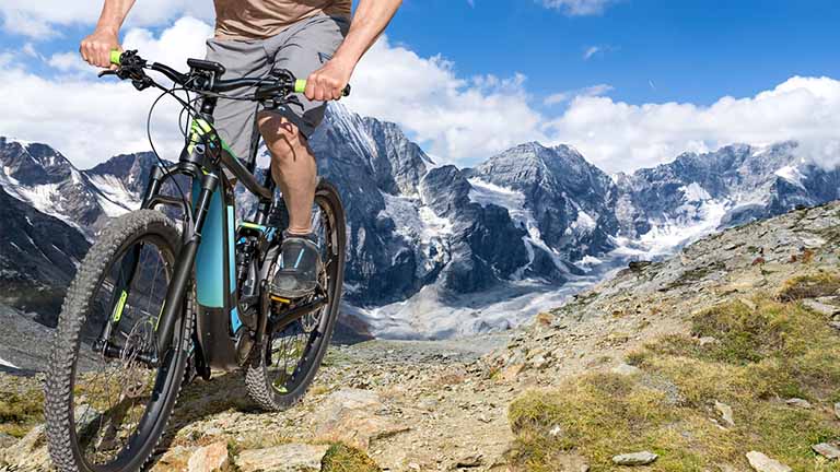 E-Bike fahren: Tipps für Fahrspaß und sicheren Umgang E-Bike fahren: Auch schwieriges Gelände lässt sich meistern