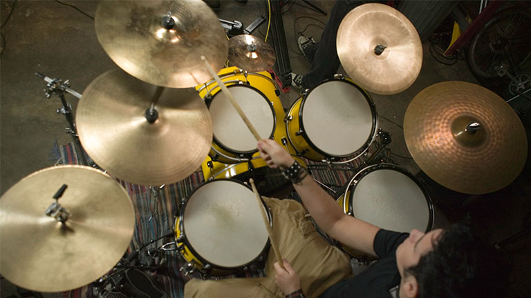 E-Drum-Set: Diese Vorteile bietet dir das elektronische Schlagzeug Schlagzeug wird von jungem Mann gespielt