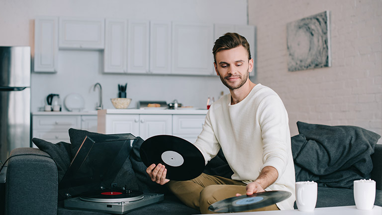 Plattenspieler am Phono-Eingang anschließen