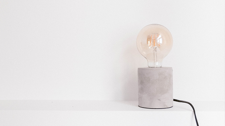 otto-smart-home-lichtschalter-inline2 Tischleuchte mit Betonfuß und Retro-Glühbirne