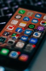 Ein iPhone mit vollem Home-Bildschirm. Hier ein paar Apps löschen?