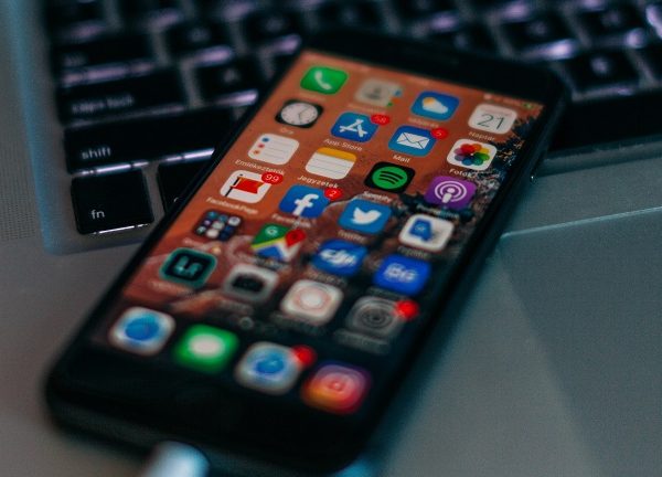 Ein iPhone mit vollem Home-Bildschirm. Hier ein paar Apps l&ouml;schen?