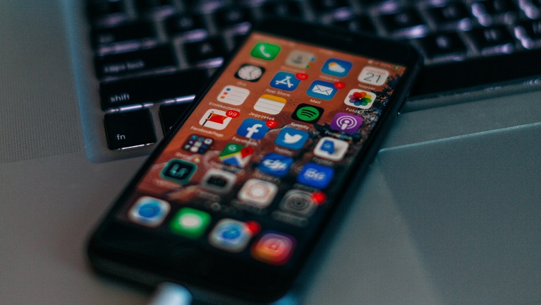 Ein iPhone mit vollem Home-Bildschirm. Hier ein paar Apps löschen?