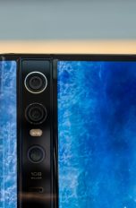 Oppo will ein vierfaches Wasserfall-Display mit Sensoren dahinter entwickeln.