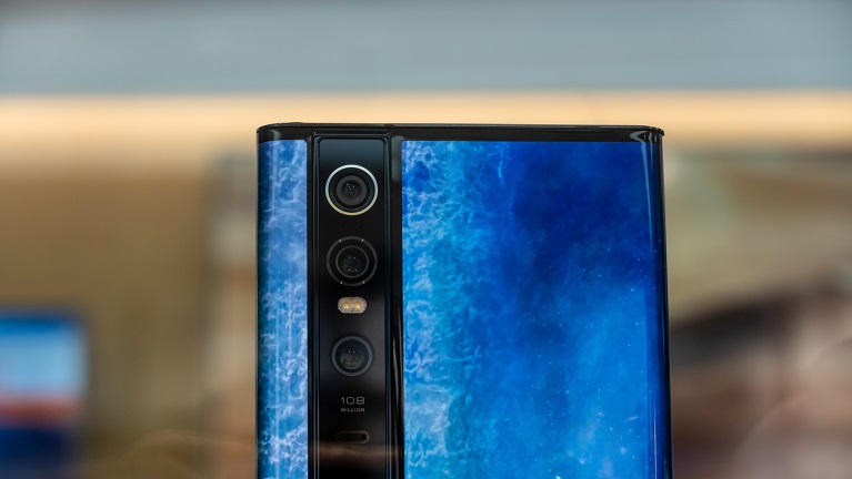 Oppo will ein vierfaches Wasserfall-Display mit Sensoren dahinter entwickeln.