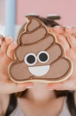 Frau hält Emoji in der Hand