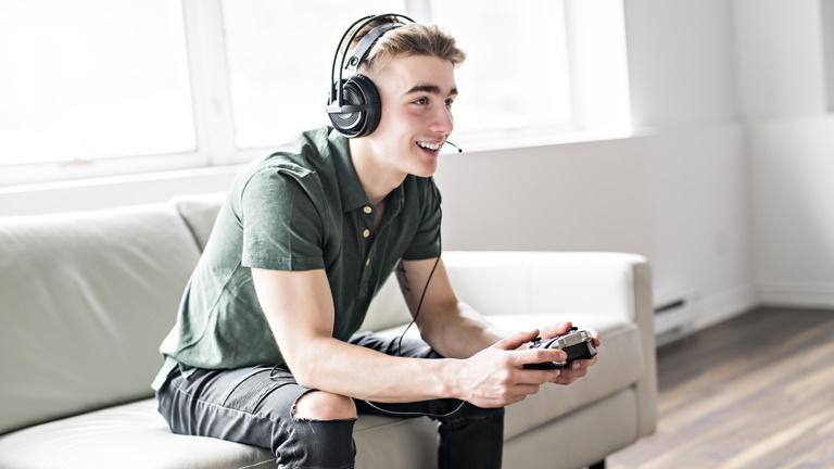 Junge spielt Konsole mit Gamer Equipment Headset