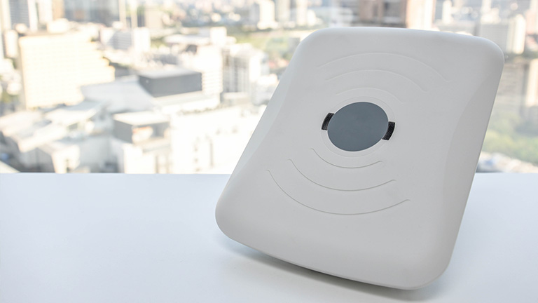 WLAN-Signal mit WLAN Access Point im Garten