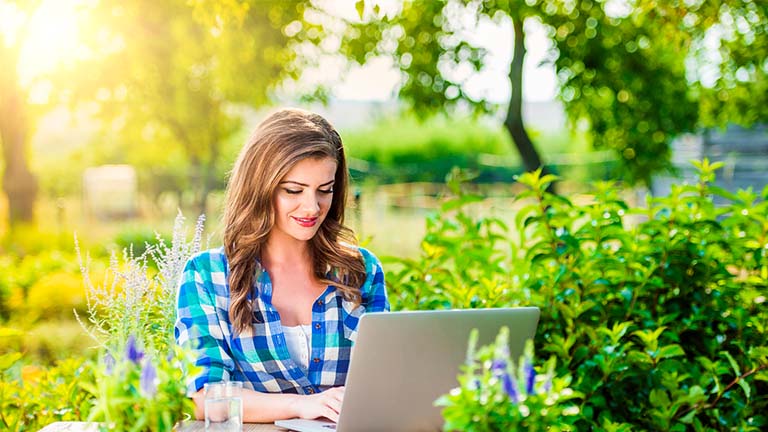 WLAN im Garten: So nutzt du das Internet im Grünen WLAN über Powerline im Garten