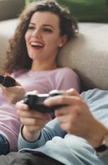 Pärchen spielt Konsole mit Gamer Equipment