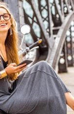 Frau mit Galaxy S10 Plus