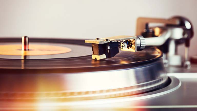 Plattenspieler mit Bluetooth: Smarter Sound trifft Retro-Platten Plattenspieler mit Bluetooth-Sender oder Bluetooth-Empfänger