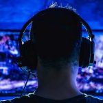 PS4-Spieler mit Headset