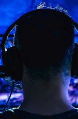 PS4-Spieler mit Headset