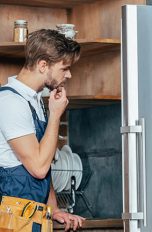 Der Kühlschrank macht laute Geräusche