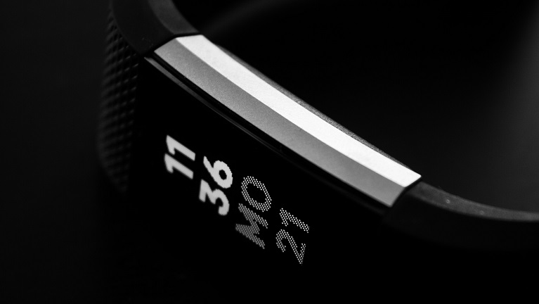 Ein Fitness-Tracker von Fitbit. Google will mit der Übernahme die eigene Wearable-Sparte ausbauen.