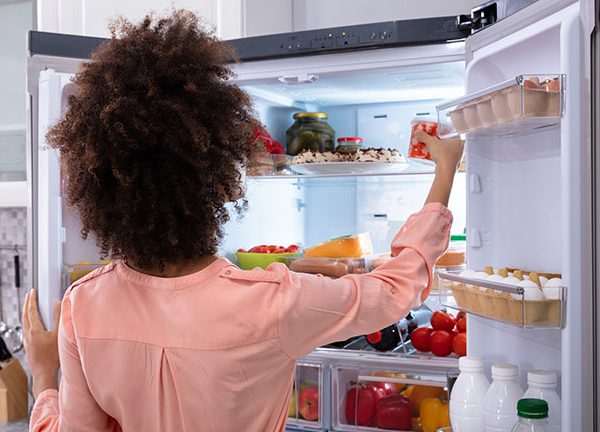 Frau steht vor Samsung Twin Cooling Kühlschrank