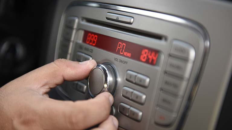 Bluetooth nachrüsten: So geht's im Auto, am PC und Fernseher Bluetooth-Adapter fürs Auto: Freie Senderfrequenz am Autoradio suchen