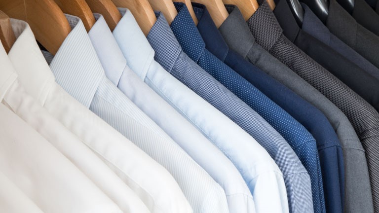 Gebügelte Hemden hängen im Schrank