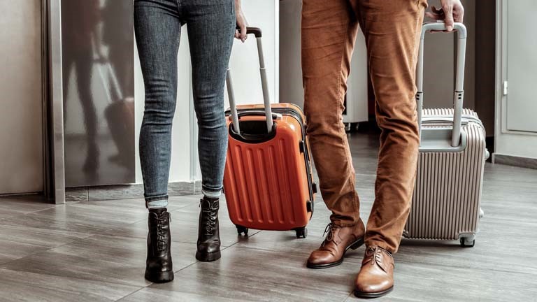 Reiseföhn: Unterwegs die Haare trocknen – mit diesen 5 Modellen Junge Leute mit Bordtrolley unterwegs