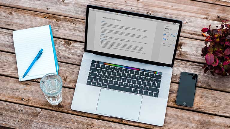 12 Tipps für eine leichtere Nutzung deines MacBooks Geöffnetes MacBook mit Text-Dokument
