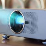 Beamer anschließen: So geht's an Laptop, MacBook, DVD-Player und Co