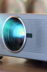 Beamer anschließen: So geht's an Laptop, MacBook, DVD-Player und Co