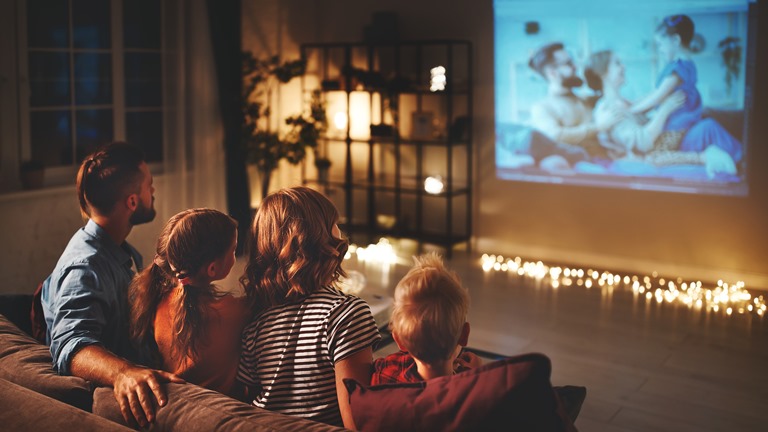 Beamer anschließen: Passendes Kabel für Präsentation und Heimkino
