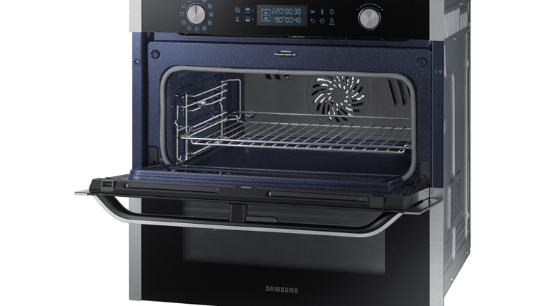 Geöffneter Dual-Cook-Flex-Backofen von Samsung mit Garraumtrenner
