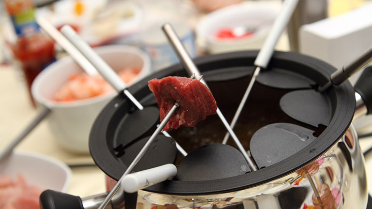 Fondue elektrisch oder klassisch? Passende Modelle für die Winterzeit Klassisches Fondue mit Freunden und Familie