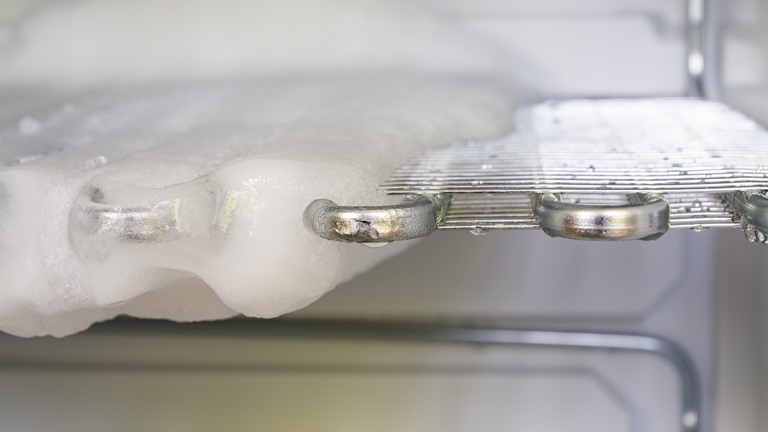 Frost-Vergleich: Low-Frost, Stop-Frost und Smart-Frost vs. No-Frost Vereiste Kühlstäbe im Gefrierschrank müssen abgetaut werden