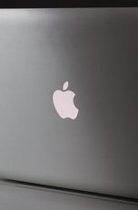 MacBook auf dem Tisch
