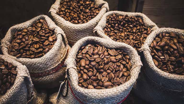 Kaffeebohnen in großen Säcken